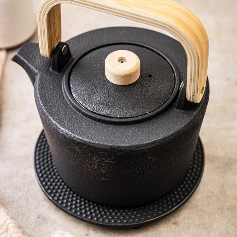 King Hoff KH-1845 – s dřevěným madlem a nerezovým sítkem, 1,2 l - litinová čajová konvice 