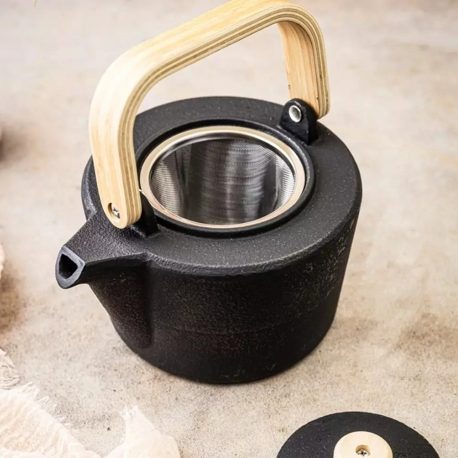King Hoff KH-1845 – s dřevěným madlem a nerezovým sítkem, 1,2 l - litinová čajová konvice 